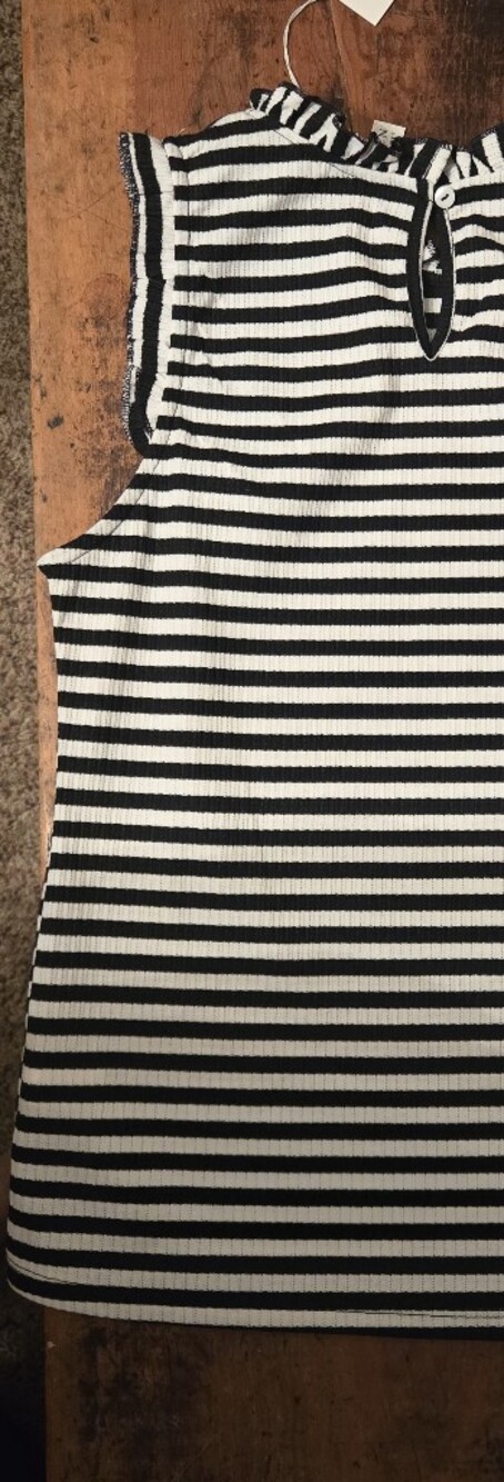 Black and White Ruffle Sleeveless Top NWT - Picture 4 of 4